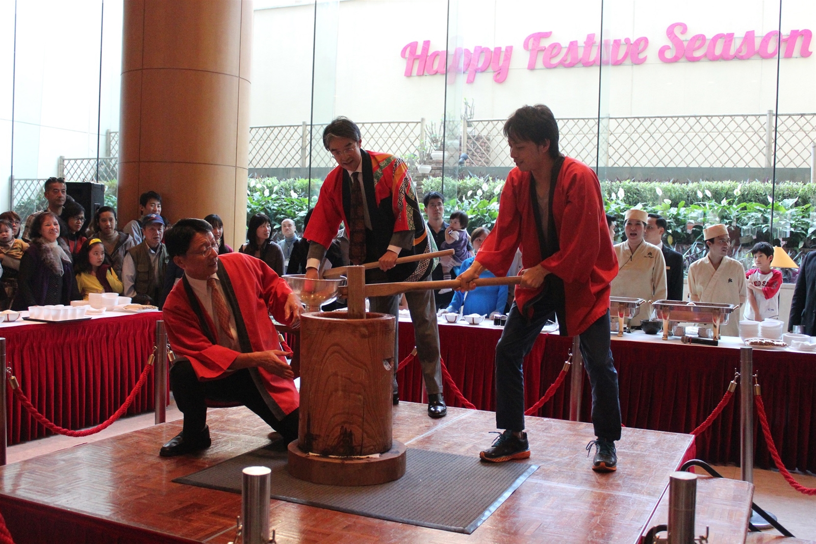 Cérémonie de battage du Mochi à Hanoi pour célébrer la Nouvelle année