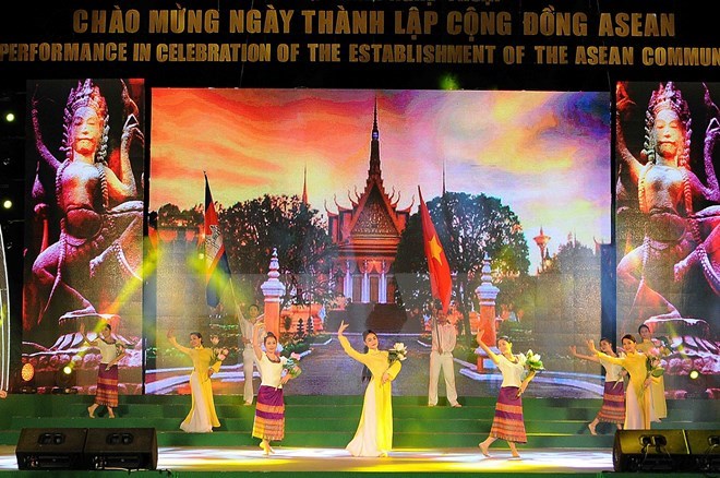 HCM-Ville un spectacle saluant la naissance de la Communauté de l ASEAN