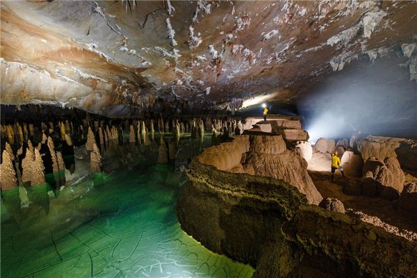 Une équipe d ambassadeurs internationaux à la conquête de la grotte de Son Doong