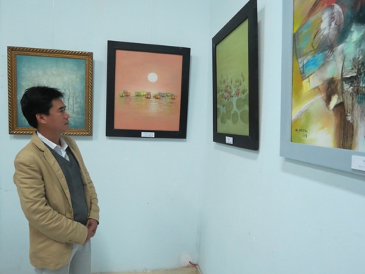 Exposition d un artisan et d un peintre à Hue