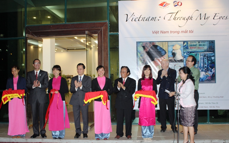 Exposition d art sur les relations Vietnam-États-Unis