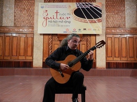 Un guitariste italien à Hanoi
