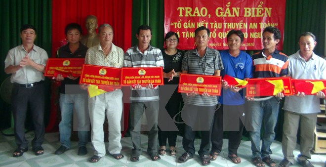 Remise de 1 000 drapeaux vietnamiens aux pêcheurs de Phu Yen