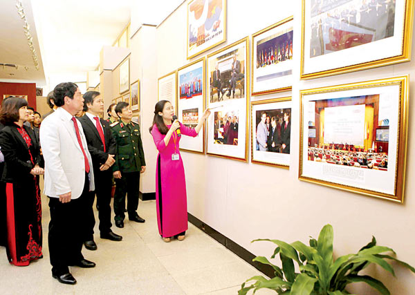 Ouverture de l’exposition Le Parti Communiste du Vietnam et l’œuvre du Renouveau
