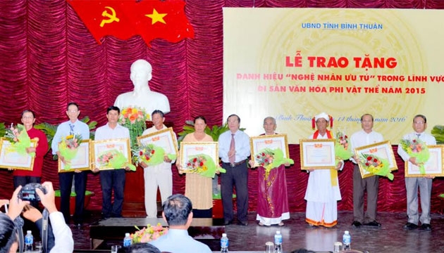 Binh Thuan remet des titres d’ Artiste émérite