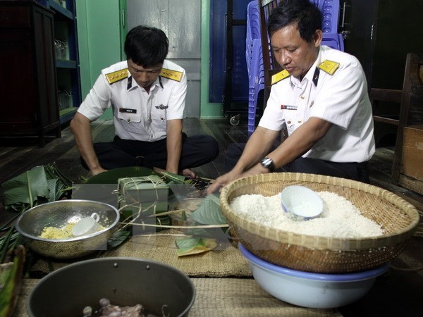 Tet traditionnel  visite aux soldats de la charpente métallique DK1