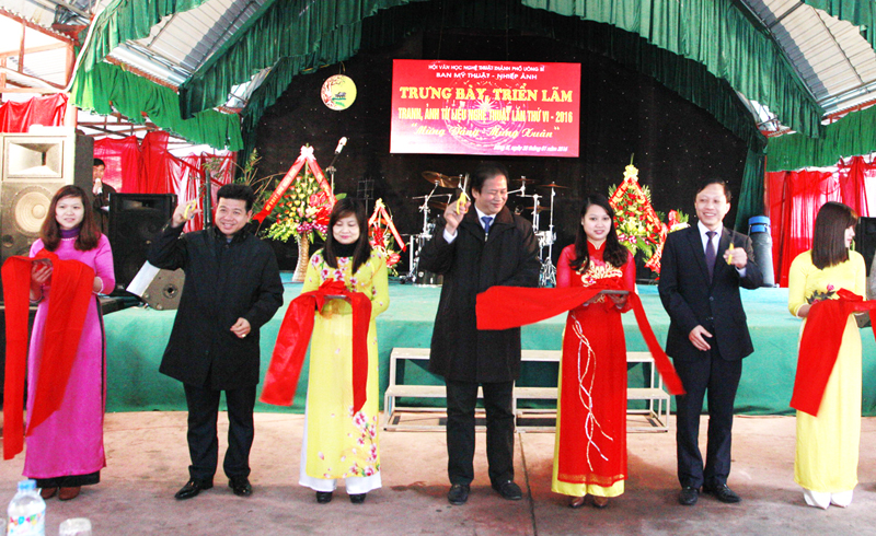 Quang Ninh Exposition de peintures et photos en l’honneur du Parti et du Printemps
