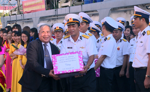 Des centaines de tonnes de marchandises envoyées vers Truong Sa
