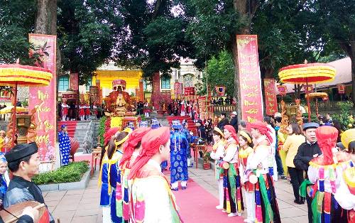 Cérémonie d’offrande d’encens à l ancienne citadelle de Thang Long