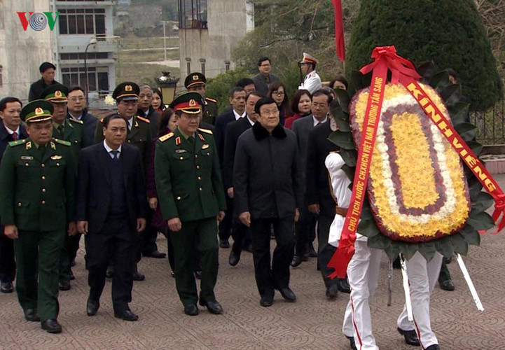 Offrir d encens en hommage des morts pour la Patrie