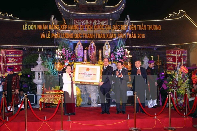 La vice-présidente remet le certificat couronnant le temple Trân Thuong