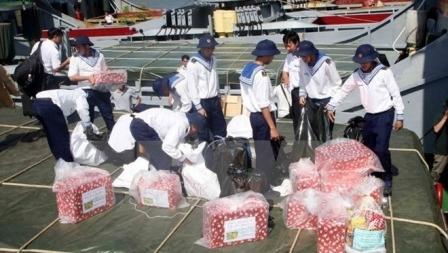 Cadeaux du Président vietnamien au district insulaire de Truong Sa