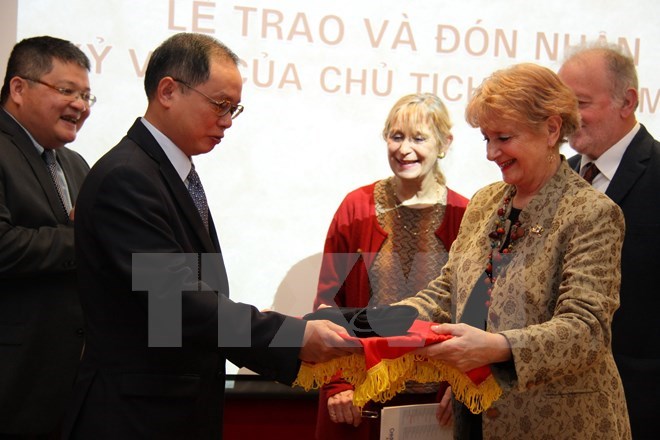 L’ambassade du Vietnam en France reçoit un objet souvenir d Hô Chi Minh