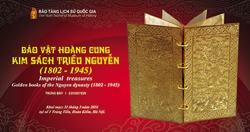 Exposition de livres précieux de la dynastie des Nguyen à Hanoi