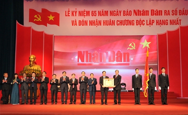 Le Journal Nhân Dân reçoit l Ordre de l Indépendance de première classe