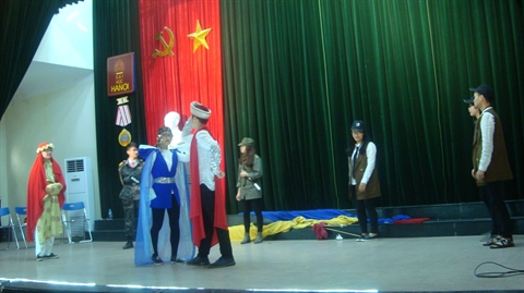 Hanoi Des étudiants vietnamiens présentent le spectacle Amphitrychou