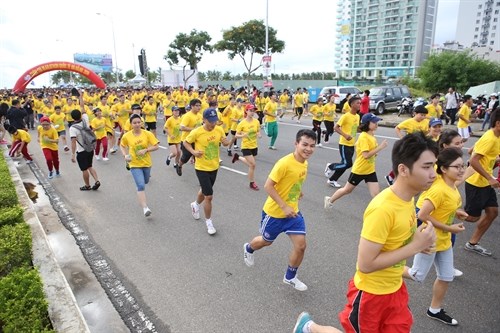 Des coureurs se préparent au Marathon international de Da Nang