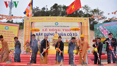 Construction d’une pagode sur l archipel de Cô Tô
