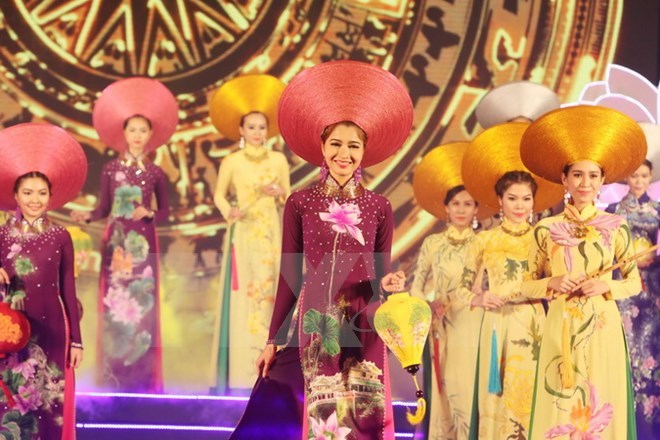 Fête de l’ao dai au Temple de la Littérature de Hanoi