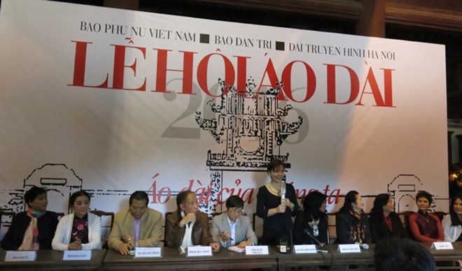 Des ambassadrices et des épouses d ambassadeurs à la Fête de l ao dài à Hanoi