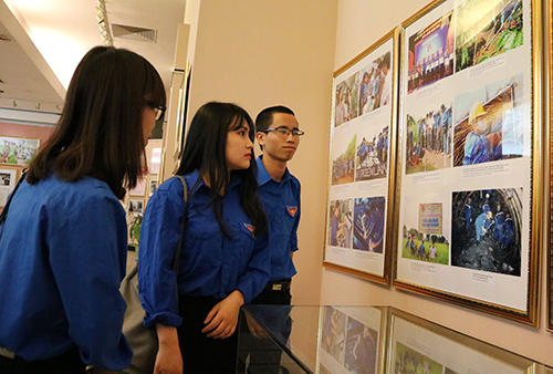 Présentation de documents sur le Président Hô Chi Minh et la jeune génération