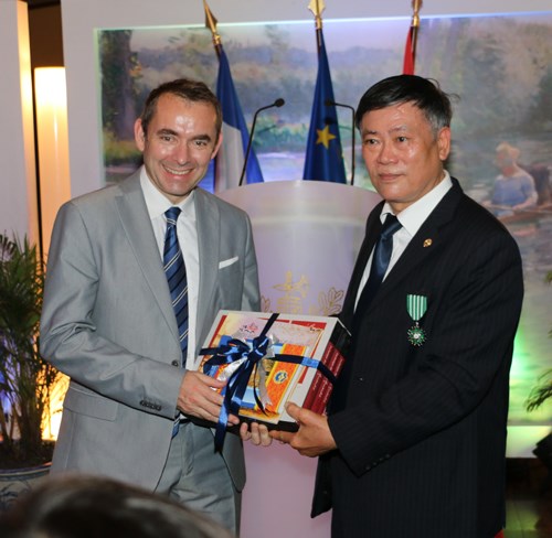 La France décore l’ancien directeur de la Bibliothèque nationale du Vietnam