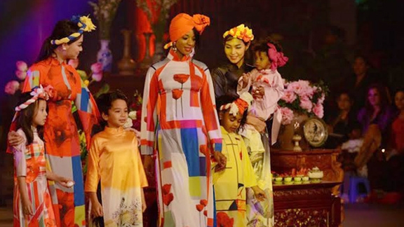 L’épouse de l ambassadeur d Haïti au Vietnam Une passion pour le ao dài