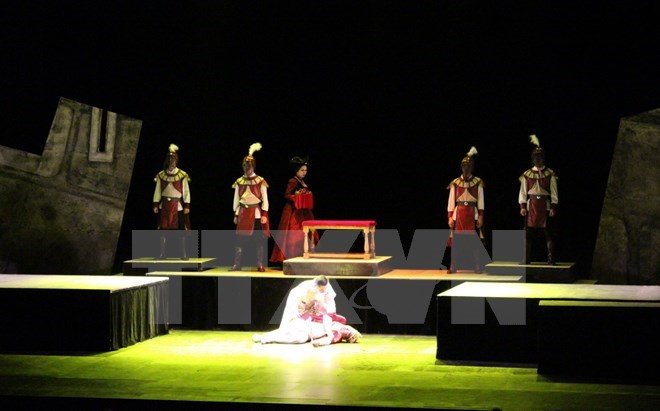Des Singapouriens apprécient la nouvelle version vietnamienne de Hamlet