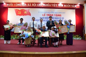Thua-Thien Hue remise du titre d’Artisan émérite à 8 individus