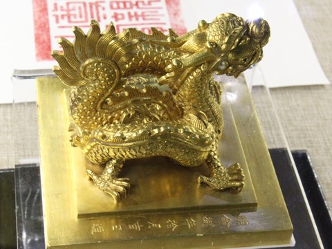 Exposition des trésors impériaux de la dynastie des Nguyen à Hue