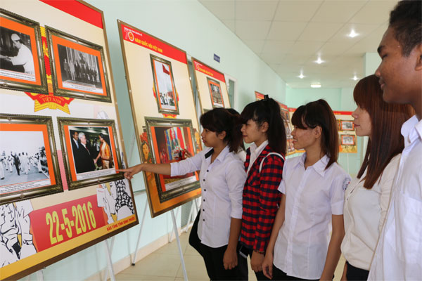 Exposition photographique sur les 70 ans de l’Assemblée nationale vietnamienne
