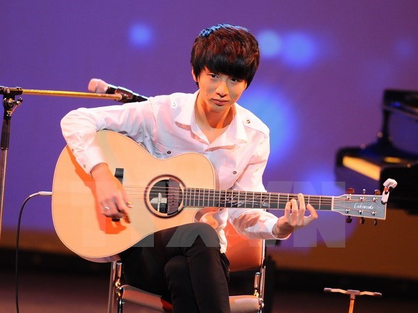 Un prodige de la guitare de R de Corée au Vietnam