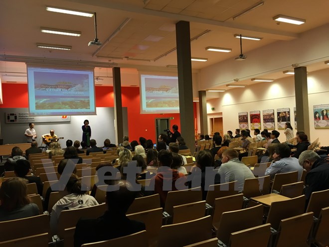 Exposition photographique sur les mers et îles du Vietnam en Pologne