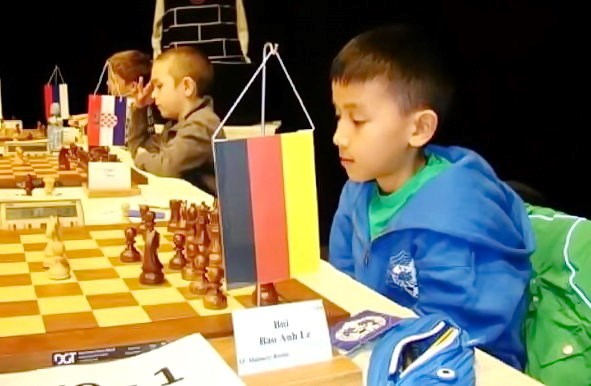 Un jeune joueur d échecs vietnamo-allemand prometteur