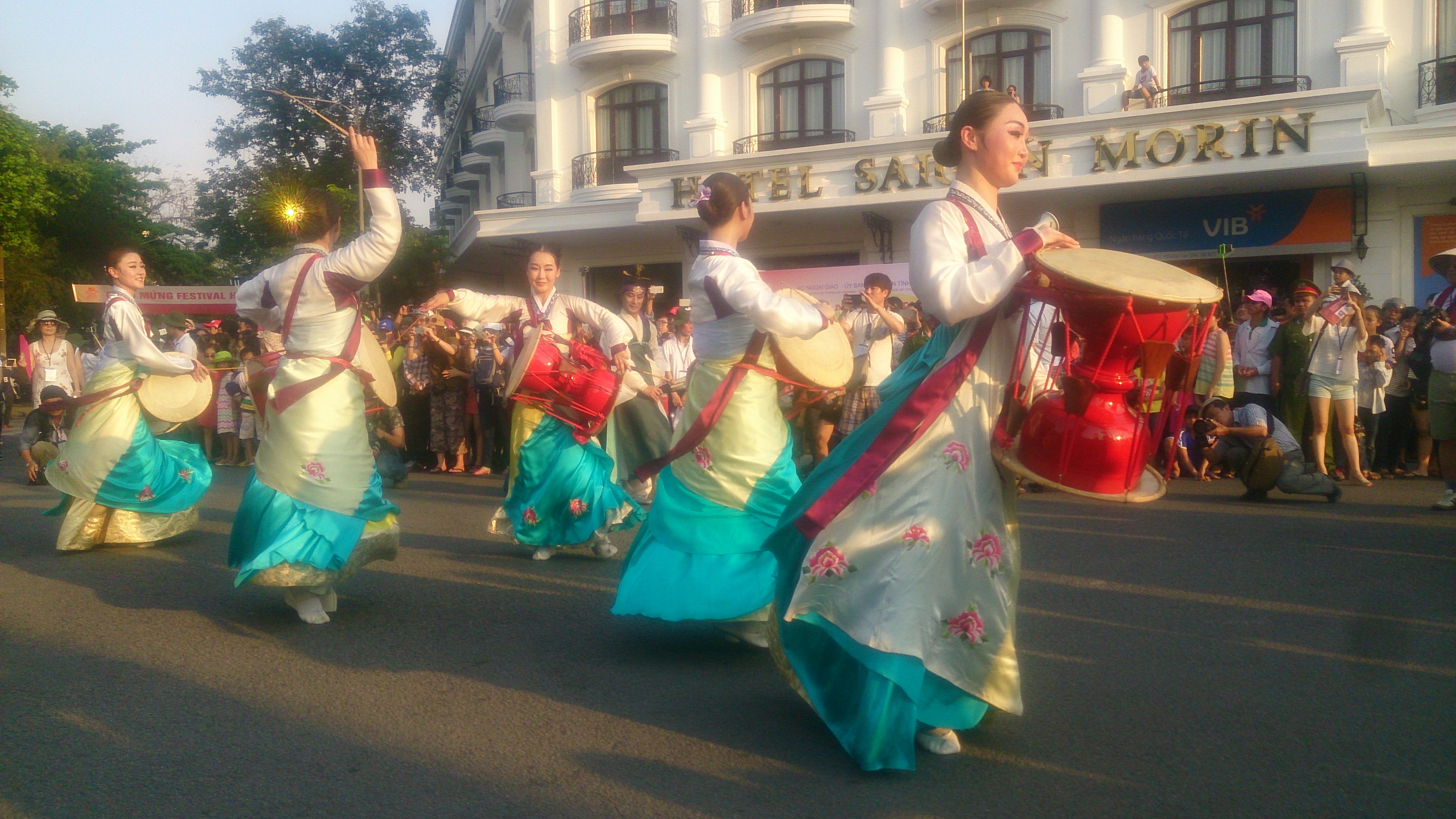 Festival de rue de Hue 2016 plein de couleurs culturelles