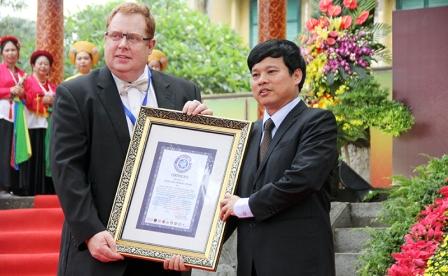 Remise du Certificat de Record du monde à la «Collection des poèmes épiques sur Hoa Lu»
