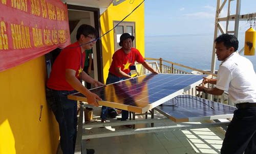 Des Vietnamiens vivant en Corée du Sud apportent des générateurs solaires à Truong Sa