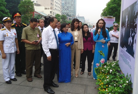 Présentation d’images sur le Président Hô Chi Minh