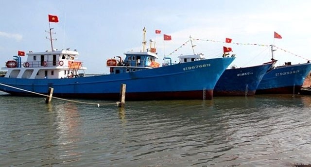 Quang Tri Remise des bateaux de pêche en acier aux pêcheurs locaux