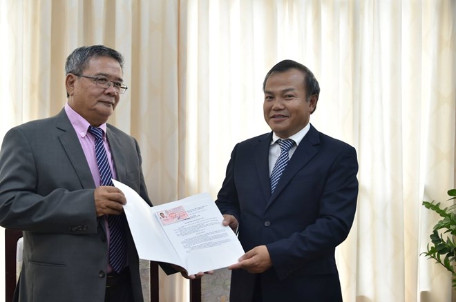 Remise de l attestation de consul d honneur du Vietnam en Nouvelle-Calédonie