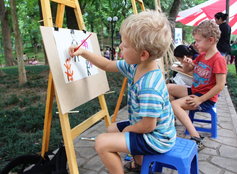 Des centaines d’enfants participent à un concours international de peinture à Hanoi