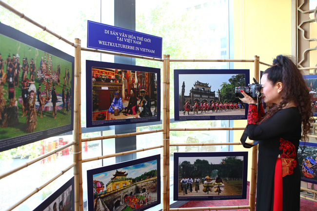 Ouverture de l’exposition photographique et de la Semaine du film Vietnam - Lieu de rendez-vous du monde 2016 en Slovaquie