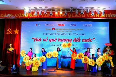Hô Chi Minh-Ville Rencontre en chansons entre les organismes journalistiques