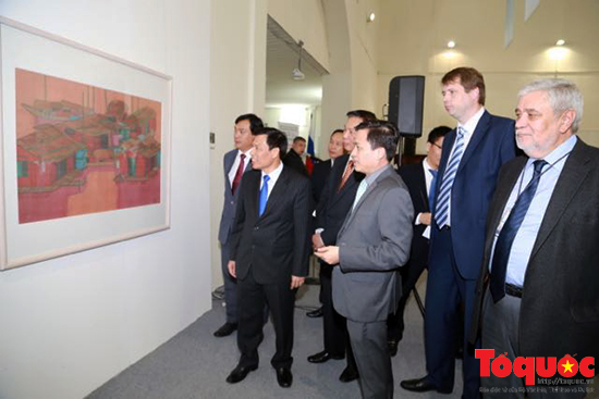 Présentation de peintres sur soie du Vietnam en Russie