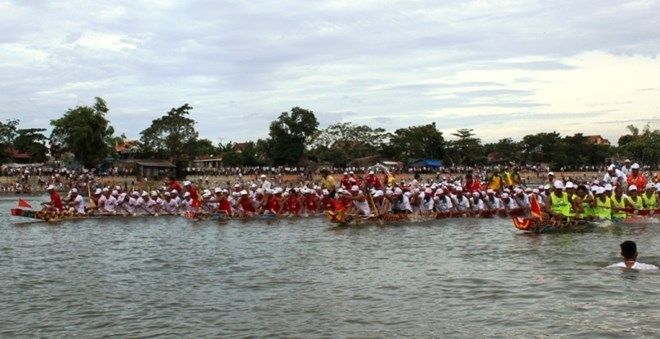La course de pirogues élargie à Quang Binh