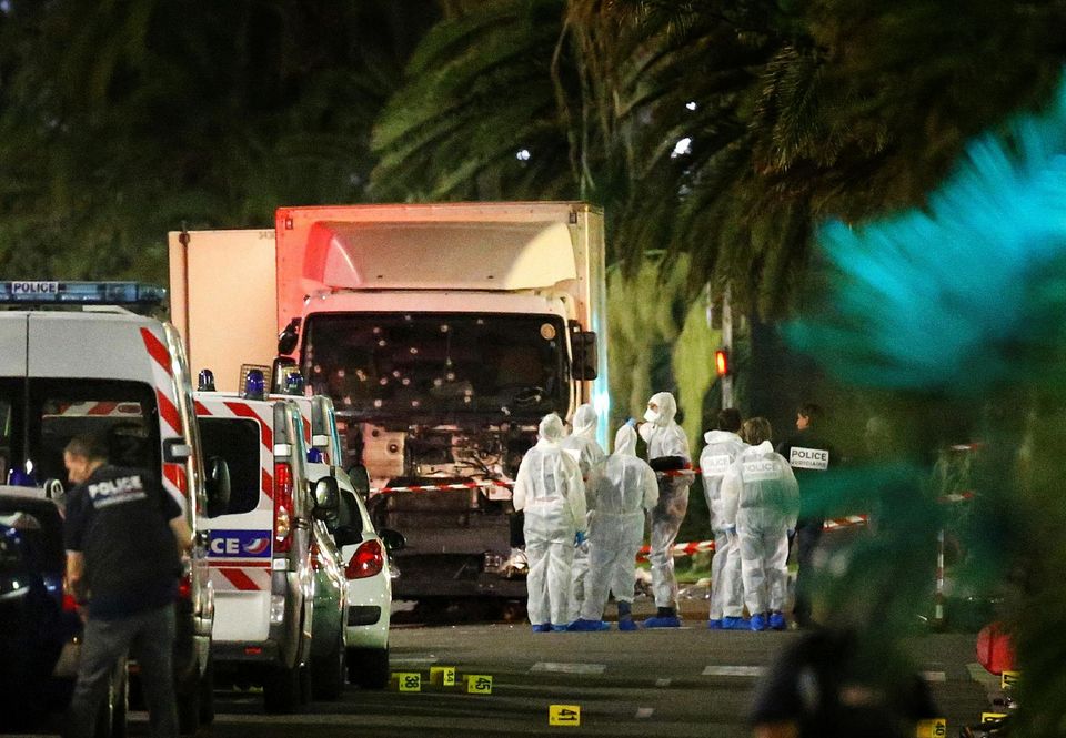 Attaque au camion à Nice, des dizaines de morts, l assaillant tué