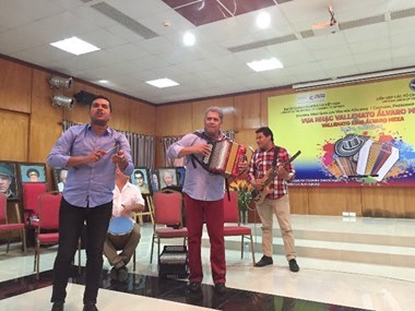 Un groupe de musique colombienne à Hanoi