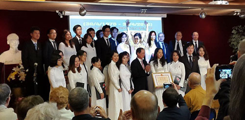 Présentation de chorales révolutionnaires du Vietnam au public français