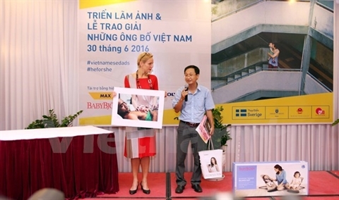 Remise des prix du concours de photo “Les pères vietnamiens”