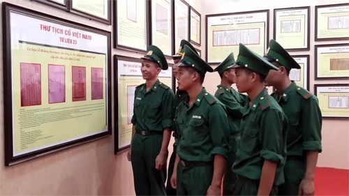 Ha Giang  Présentation de documents précieux sur Hoang Sa et Truong Sa